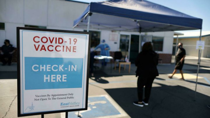 Personas llegando a un centro de vacunación contra el COVID-19