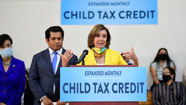 Nancy Pelosi, presidenta de la Cámara de Representantes, en una conferencia de prensa sobre el Crédito Tributario por Hijos