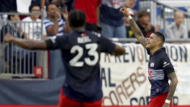 Gustavo Bou celebra uno de sus dos goles en victori a de New England Revolution ante Montréal.