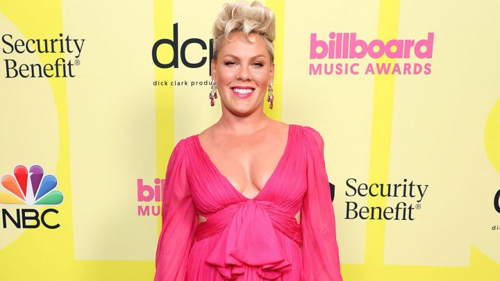 La cantante Pink con un vestido color rosa en la alfombra roda de los Billboard Music Awards