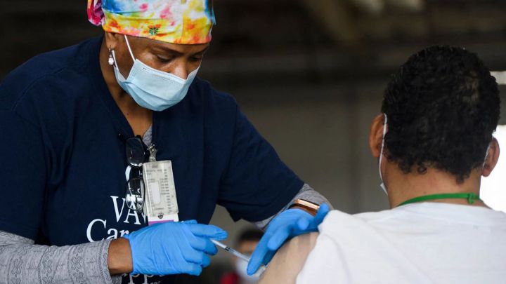 Personal de salud aplica la vacuna contra en COVID-19