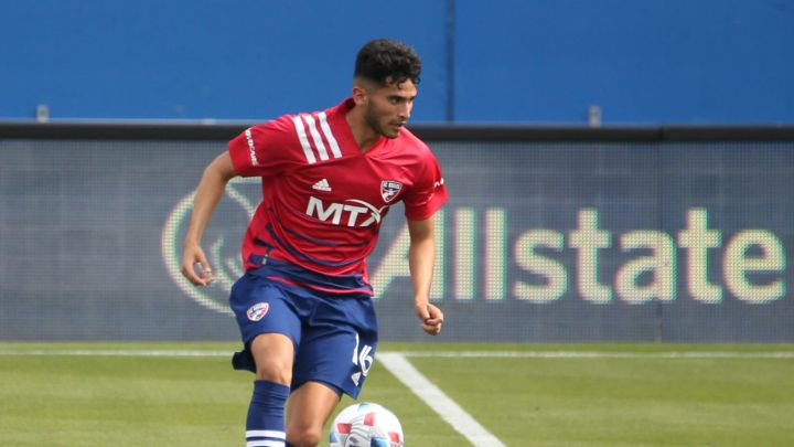 Ricardo Pepi controla el balón en duelo de FC Dallas ante Houston Dynamo.