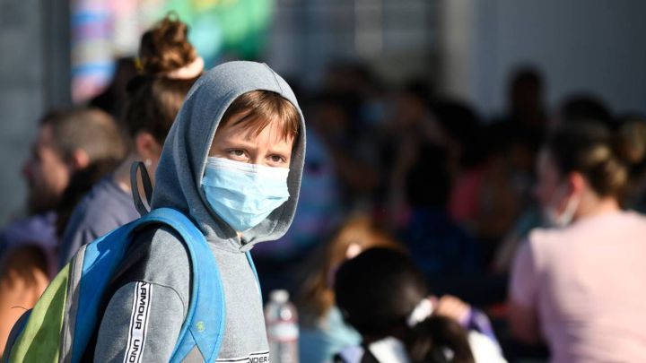 Estudiante usando mascarilla