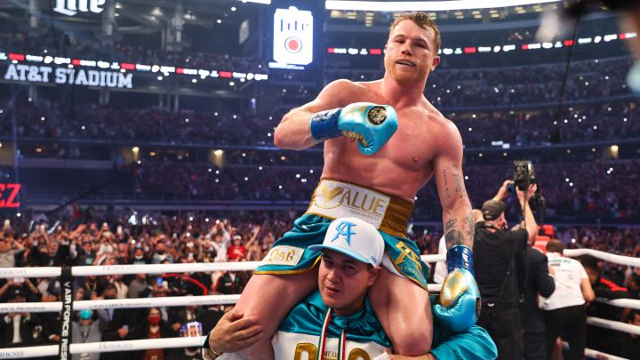 Canelo Álvarez festeja su triunfo ante Billy Joe Saunders en AT-T Stadium. en el AT-T Stadium.