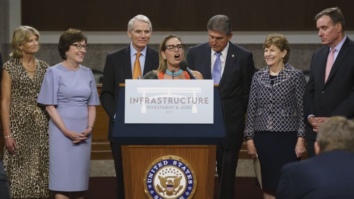 Grupo bipartidista de Senadores en conferencia de prensa sobre el plan de infraestructura