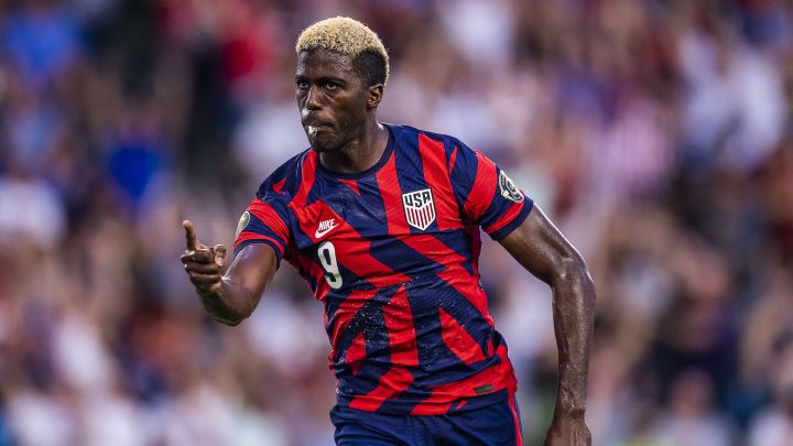 Gyasi Zardes festeja su gol frente a Catar en las semifinales de la Copa Oro 2021.