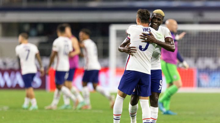 Gyasi Zardes festeja con Sam Vines el pase a semifinales en la Copa Oro 2021.