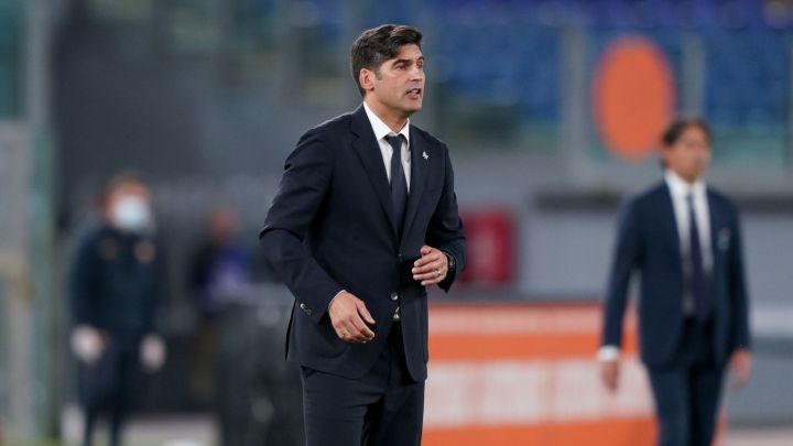 Paulo Fonseca dando indicaciones en partido de Serie A entre la Roma y Lazio.