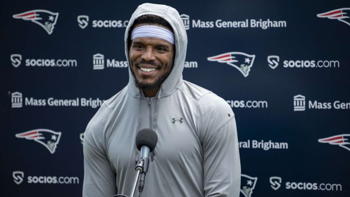 Cam Newton en conferencia de prensa.