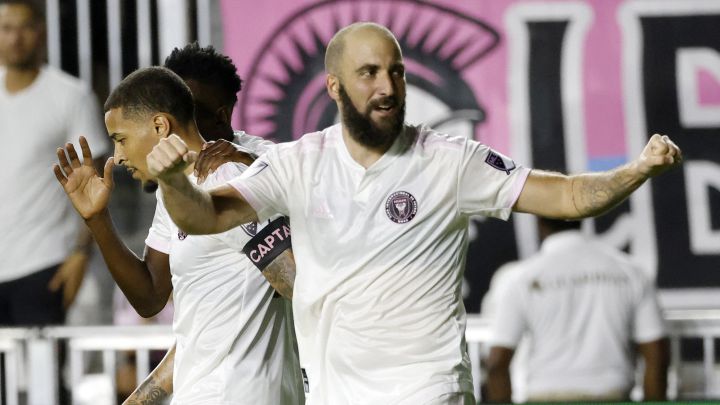 Gonzalo Higuain festeja su doblete con Inter Miami en DRV PNK Stadium.