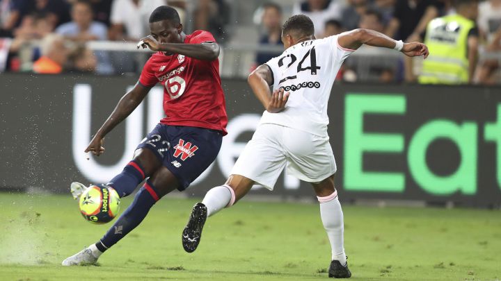 Timothy Weah disparando frente a Jan Thilo Kehrer en la Supercopa 2021 de Francia ante PSG.