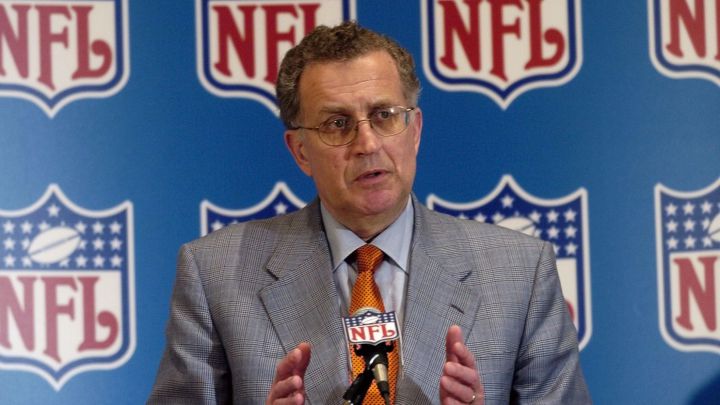Paul Tagliabue en conferencia de prensa de la NFL