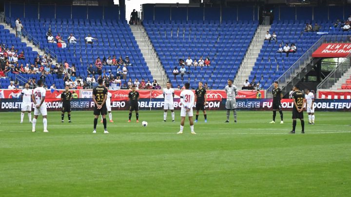 CD Olimpia y Motagua toman un minuto de silencio previo a su amistoso en la Red Bull Arena de Nueva Jersey.