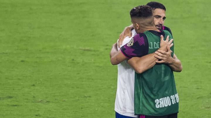El emotivo encuentro de Lletget con Jonathan Dos Santos tras la final de Copa Oro
