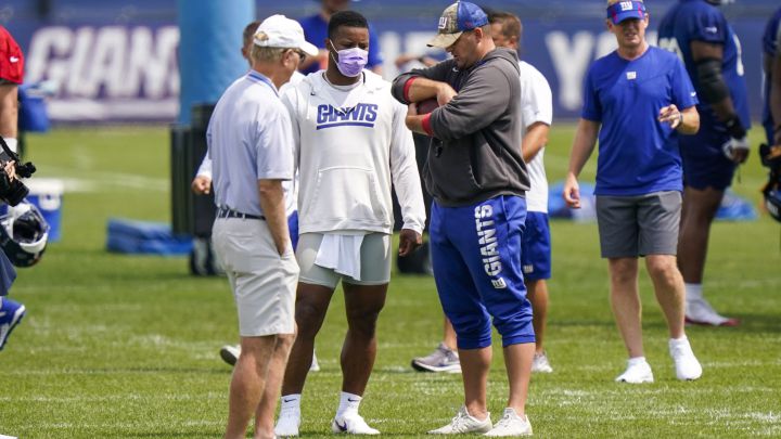 Saquon Barkley junto a Joe Judge y John Mara en el training camp de NY Giants
