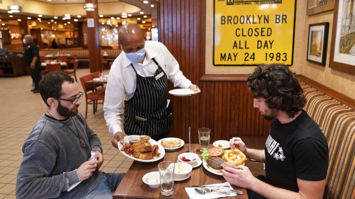 Dos hombres cenando en un restaurante de Nueva York