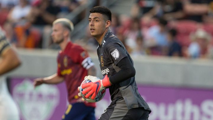 David Ochoa recuperando el balón en partido de Real Salt Lake ante LAFC.
