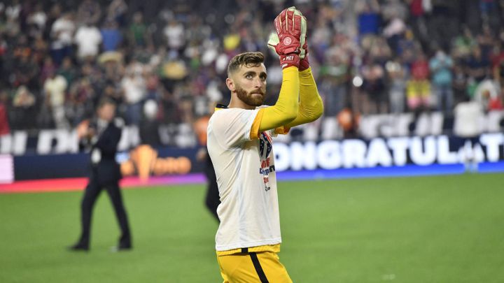 Matt Turner aplaude al público tras conseguir el campeonato de la Copa Oro 2021 con USMNT.