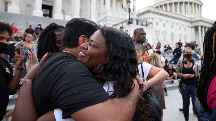Representante Cori Bush afuera del Capitolio en protestas por el fin de la moratoria de desalojos