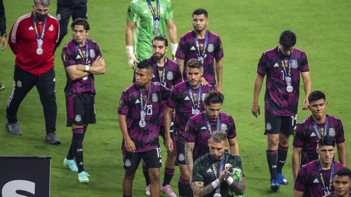 Alan Cervantes, Efrain Alvarez, Rodolfo Pizarro, Jonathan Dos Santos y Jesus Manuel Corona con sus medallas de segundo lugar en la Copa Oro 2021.