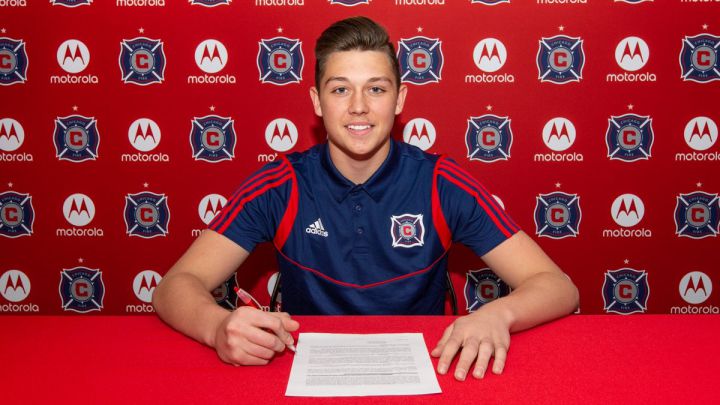 Gabriel Slonina firmando con el Chicago Fire FC