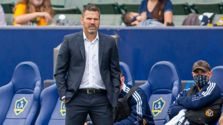 Greg Vanney observa a sus jugadores en duelo de LA Galaxy ante New York Red Bulls.
