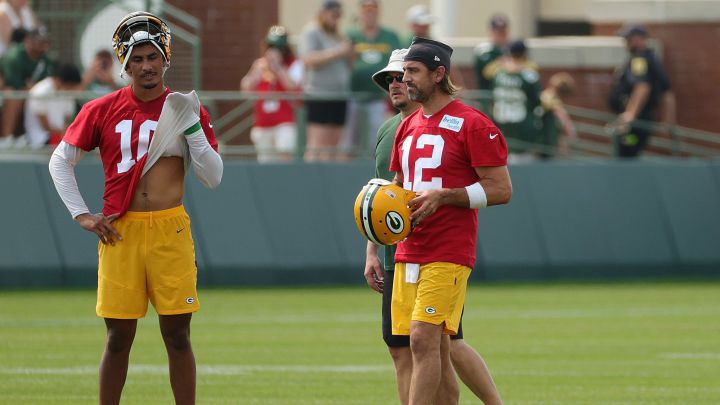 Aaron Rodgers y Jordan Love durante el training camp de Green Bay Packers.