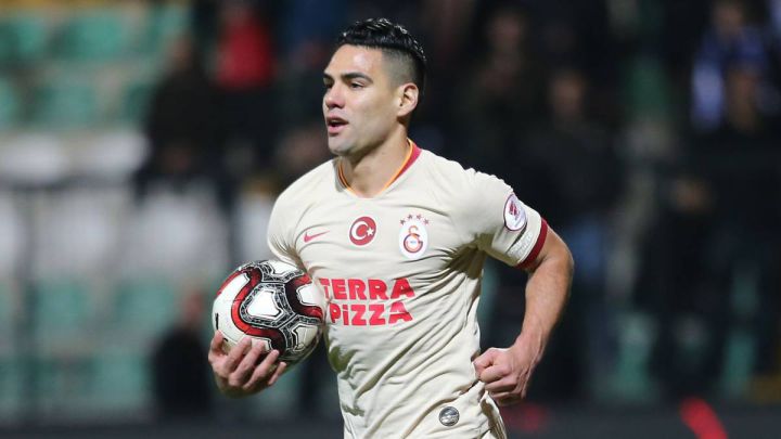 Radamel Falcao marcando gol con el Galatasaray