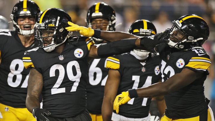 Kalen Ballage y James Washington celebran una anotación para Steelers.