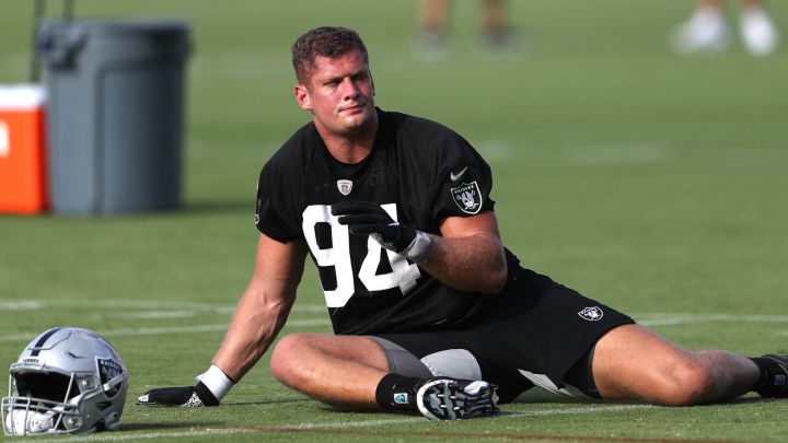 Jugadores y coaches de los Raiders han apoyado a Carl Nassib