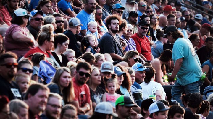 Personas sin mascarilla en una feria del condado en una ciudad que ha experimentado un aumento en las infecciones por Covid en Rolla, Missouri.