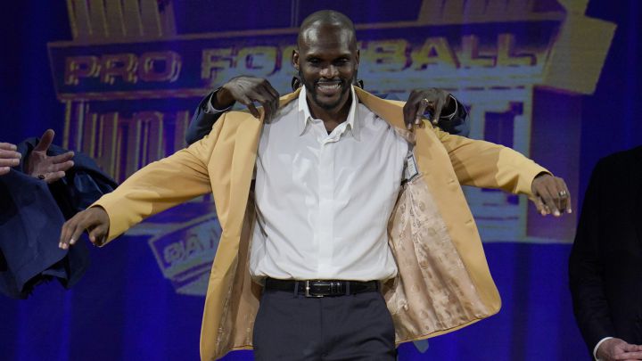 Isaac Bruce, exreceptor de Los Ángeles Rams, recibe su chaqueta dorada del Salón de la Fama de la NFL.