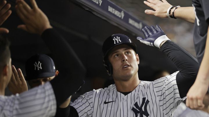 Anthony Rizzo festeja un homerun.