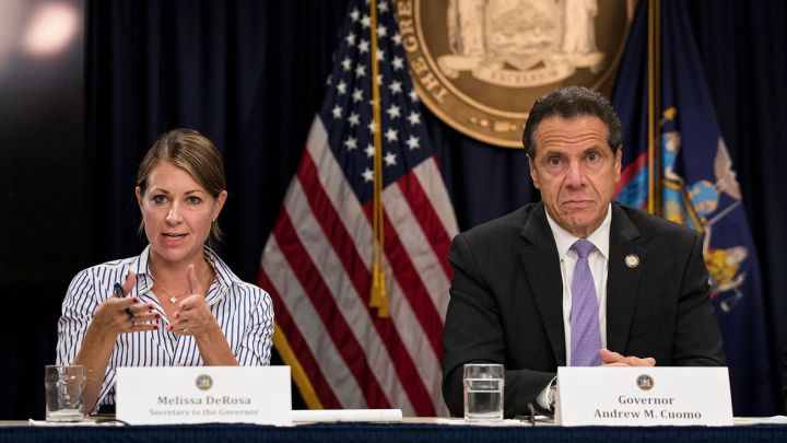 Andrew Cuomo, gobernador de Nueva York, y Melissa DeRosa, secretaria del gobernador