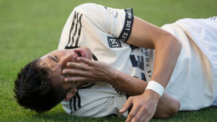 Marco Farfán sufriendo una falta cometida en partido entre LAFC y Real Salt Lake.