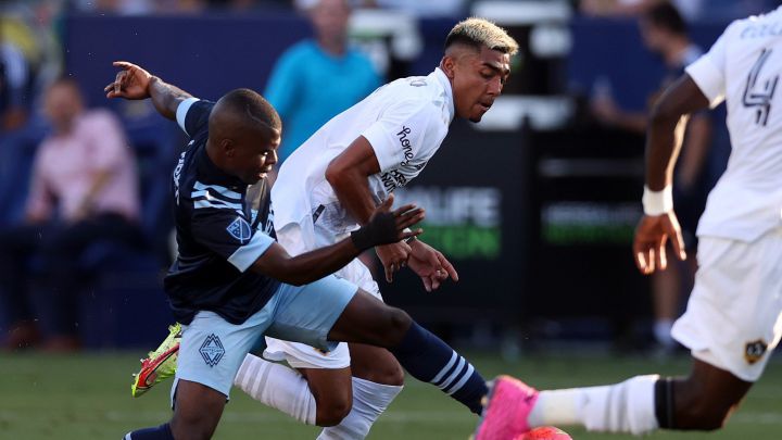 Julian Araujo pelea por el balón en partido de LA Galaxy ante Vancouver Whitecaps.