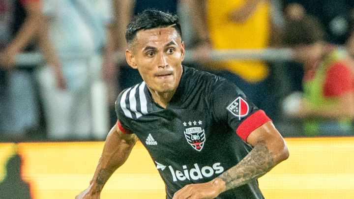 Andy Najar controla el balón en duelo de D.C. United ante New York Red Bulls en el Audi Field.