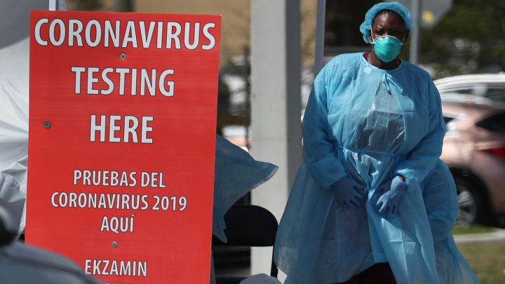 Personal de salud preparándose para realizar pruebas de detección de coronavirus