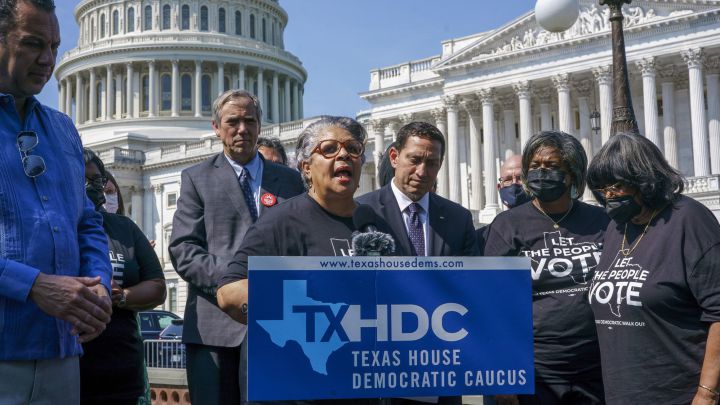 Legisladores demócratas de Texas protestan contra la reforma electoral republicana afuera del Capitolio en Washington, D.C.