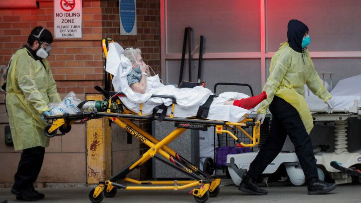 Paramédicos llevan a un paciente al centro de emergencias del Centro Médico Maimónides durante el brote del coronavirus