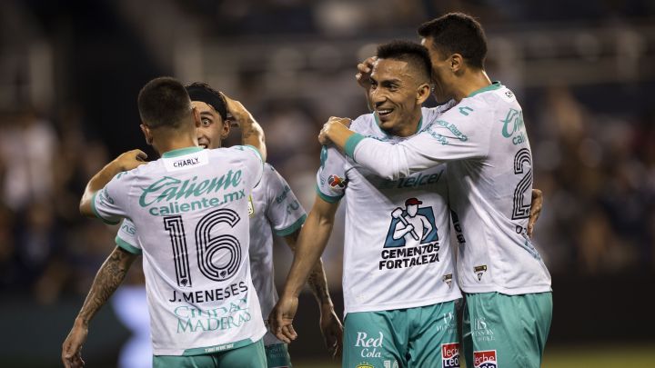 Ángel Mena celebra su anotación con León ante Sporting Kansas City.