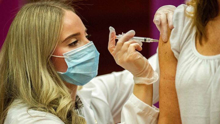 Personal de salud aplica vacuna contra el COVID-19