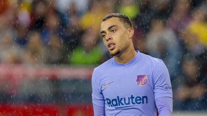 Sergiño Dest observa durante un partido amistoso del Barcelona ante el Red Bull Salzburg.