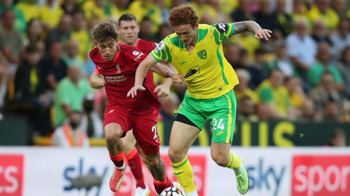Josh Sargent pelea con Kostas Tsimikas la posesión del balón en juego inaugural de la Premier League 2021-22 entre Norwich City y Liverpool.
