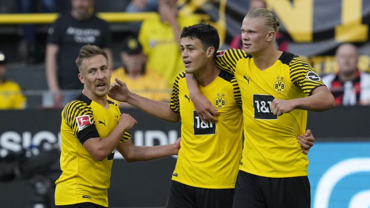 Giovanni Reyna es felicitado por Erling Haaland y Felxi Passlack tras su gol en la victoria de Borussia Dortmund ante Frankfurt en el primer juego de la Bundesliga 2021-22.