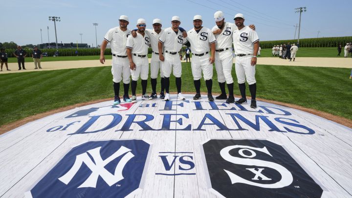 Jugadores de Chicago White Sox posan antes del partido "MLB at Field of Dreams".