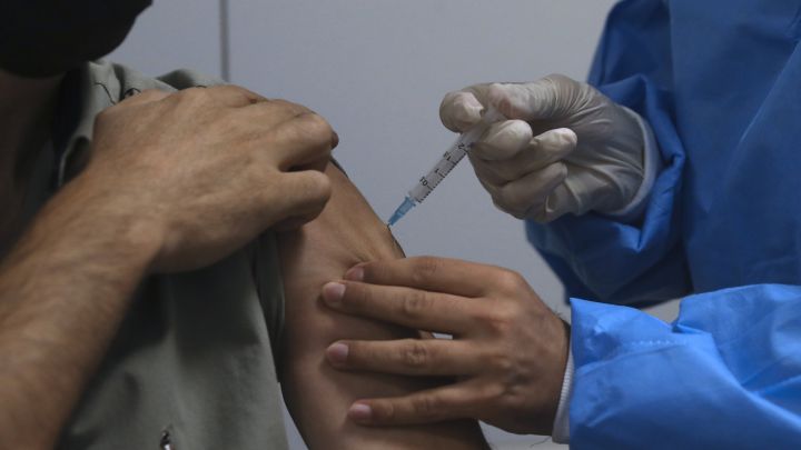 Hombre recibe la vacuna contra el COVID-19