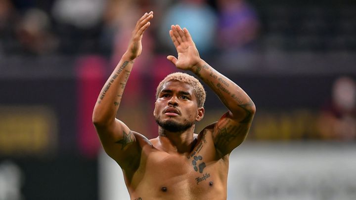 Josef Martínez aplaude al público por su apoyo en juego de Atlanta United ante Montréal.