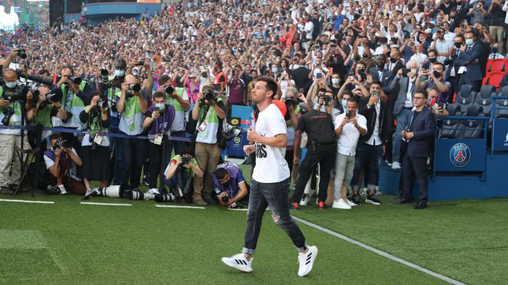 Lionel Messi entrando al Parque de los Príncipes en su presentación frente a la afición del PSG.