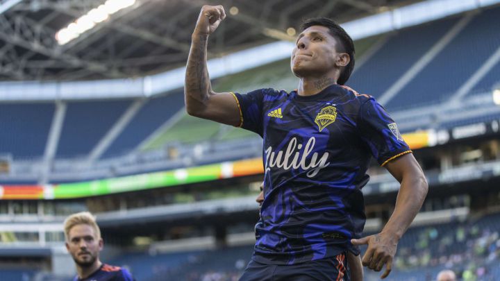 Raúl Ruidíaz festeja el penal anotado a Tigres en la Leagues Cup 2021.